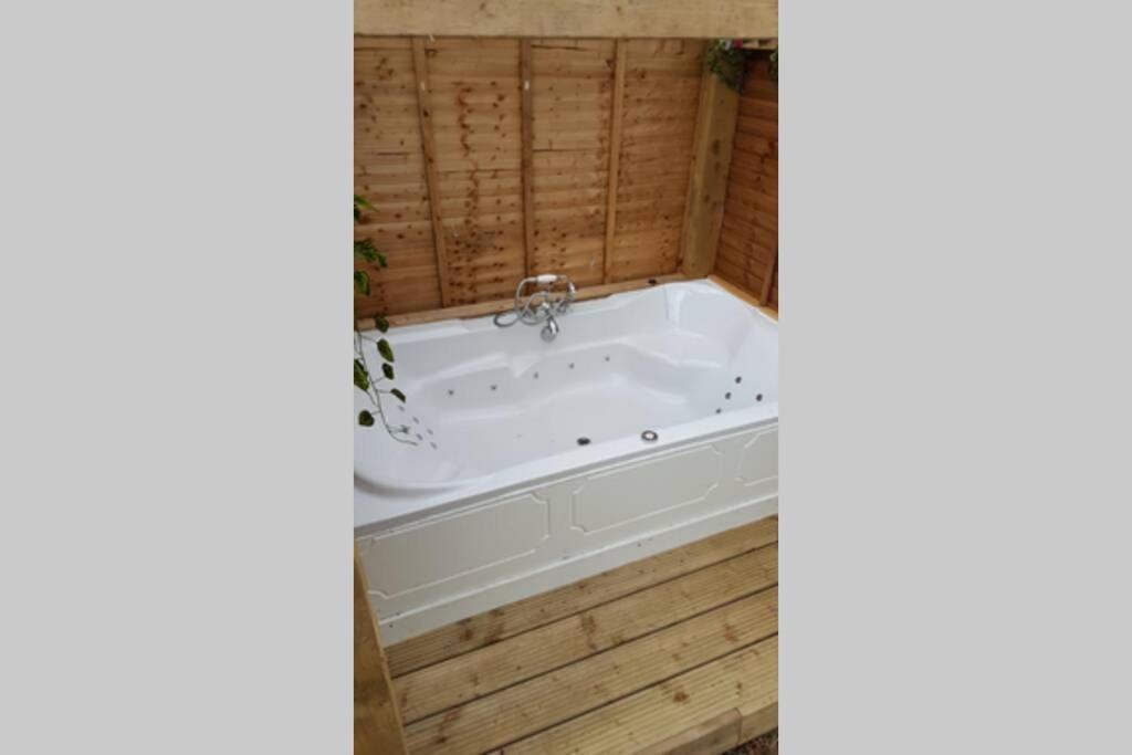 Lazy Lodge Glamping Pod With Hot Tub Port Laoise Ngoại thất bức ảnh